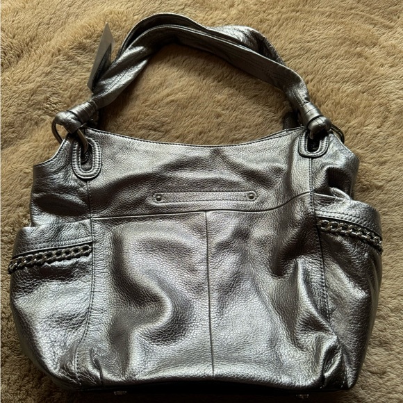 B Makowsky large silver shoulder bag with lots of pockets. - Picture 2 of 7